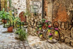 عکس با کیفیت دهکده قدیمی گلهای خیابان سنگ فرش شده باریک