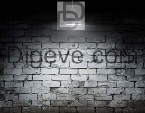 عکس با کیفیت نور نقطه ای روی دیوار آجری قدیمی