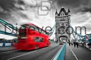 عکس با کیفیت اتوبوس قرمز در حرکت روی پل برج