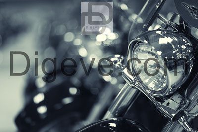 عکس با کیفیت موتور سیکلت با چراغ های جلو