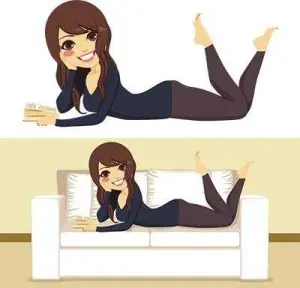 دانلود وکتور لایه‌باز کاراکتر زن در حال مطالعه روی کاناپه