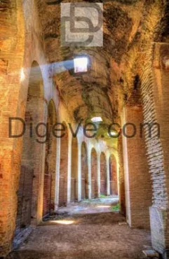 دانلود عکس با کیفیت تونل کاپوا زیرزمینی آمفی تئاتر رومی باستان سانتا ماریا کاپوواوتره در ایتالیا