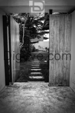 دانلود عکس با کیفیت باز کردن درب سیاه و سفید باغ