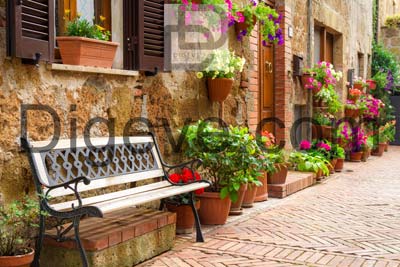 عکس با کیفیت خیابان زیبای تزئین شده با گل در ایتالیا