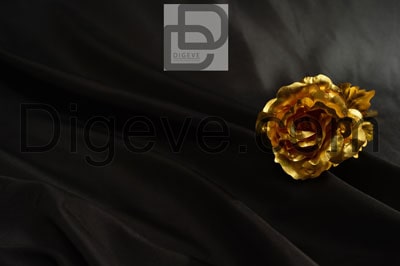 عکس با کیفیت گل مصنوعی رنگ طلایی