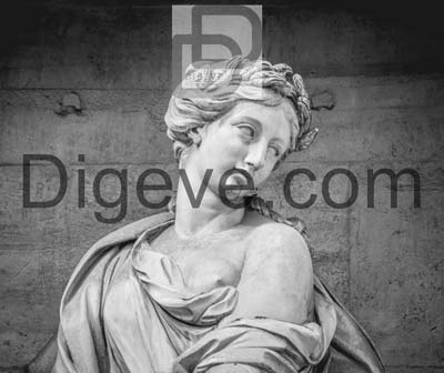عکس با کیفیت مجسمه زن در فواره تروی در رم