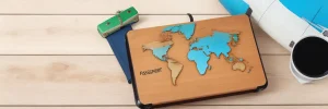 دانلود عکس با کیفیت کاور پاسپورت چوبی نقشه جهان